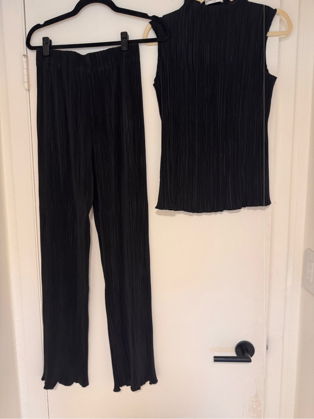 NONCHALANT PLISSE SLEEVELESS SET- SIZE XS- BLACK- GOOD CONDITION